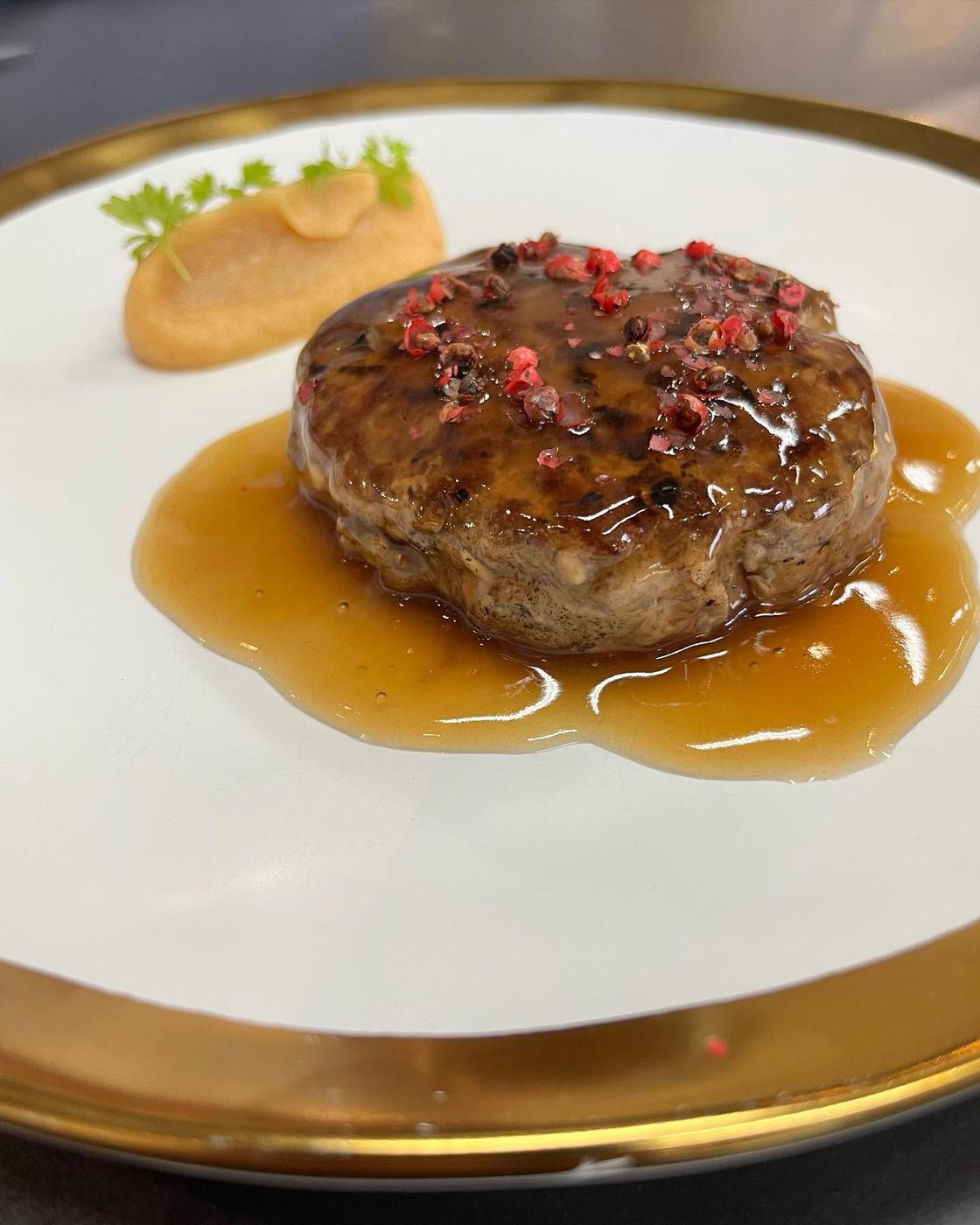 Carne con salsa brillante y pimienta rosa