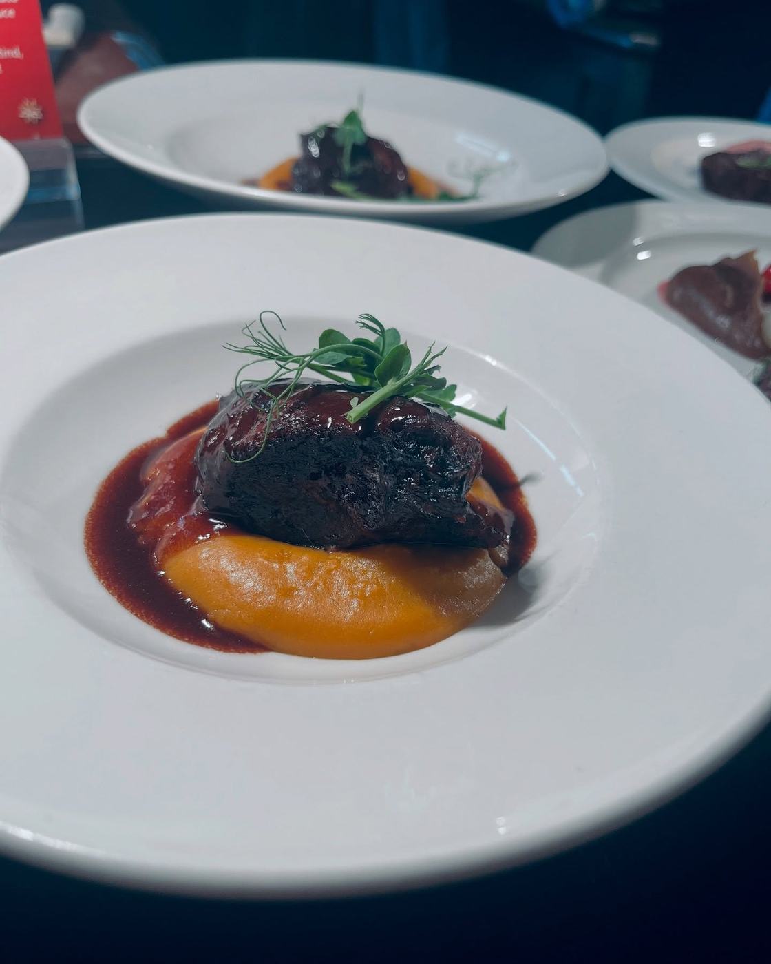 Carne guisada con puré de calabaza y hierbas