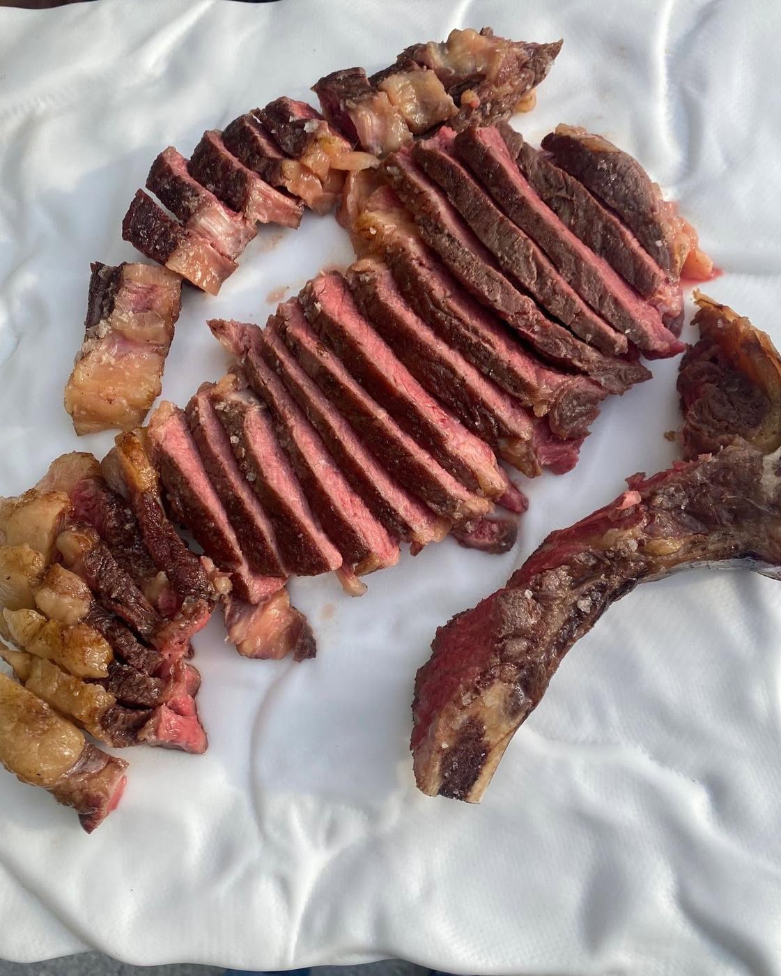 Chuletón a la brasa trinchado