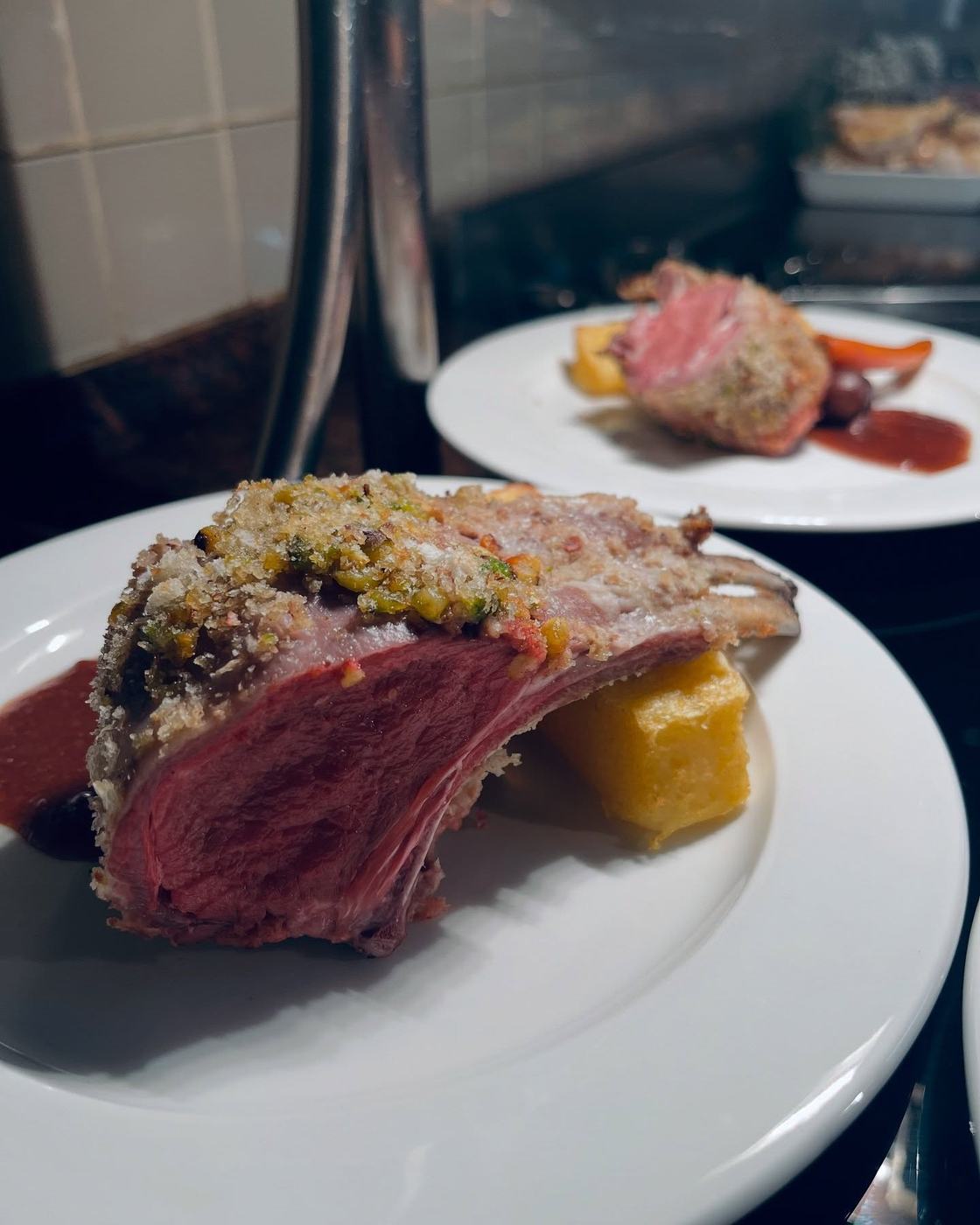 Costillar de cordero en costra de hierbas con polenta