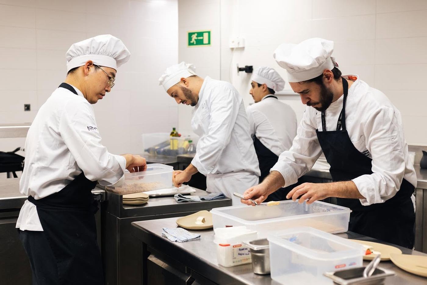 Equipo de cocina trabajando en el Basque Culinary Center