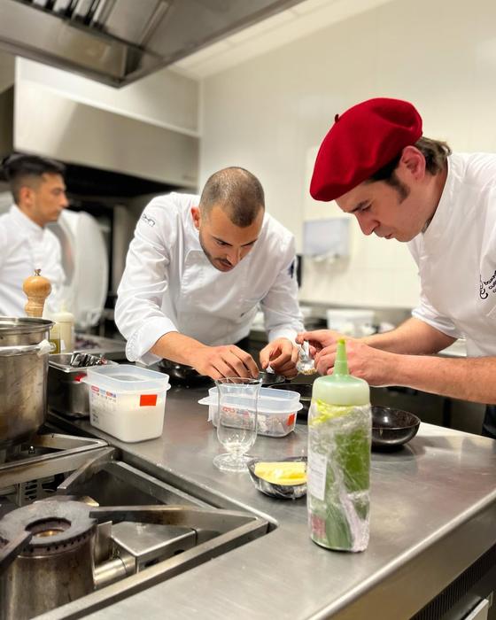 Equipo emplatando durante un servicio en el Basque Culinary Center