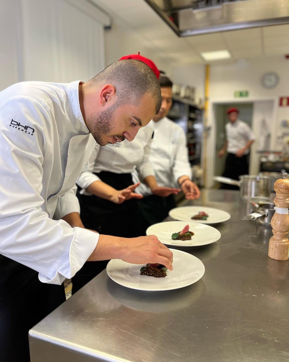 Ismael Hernández Cassese emplatando en el Basque Culinary Center