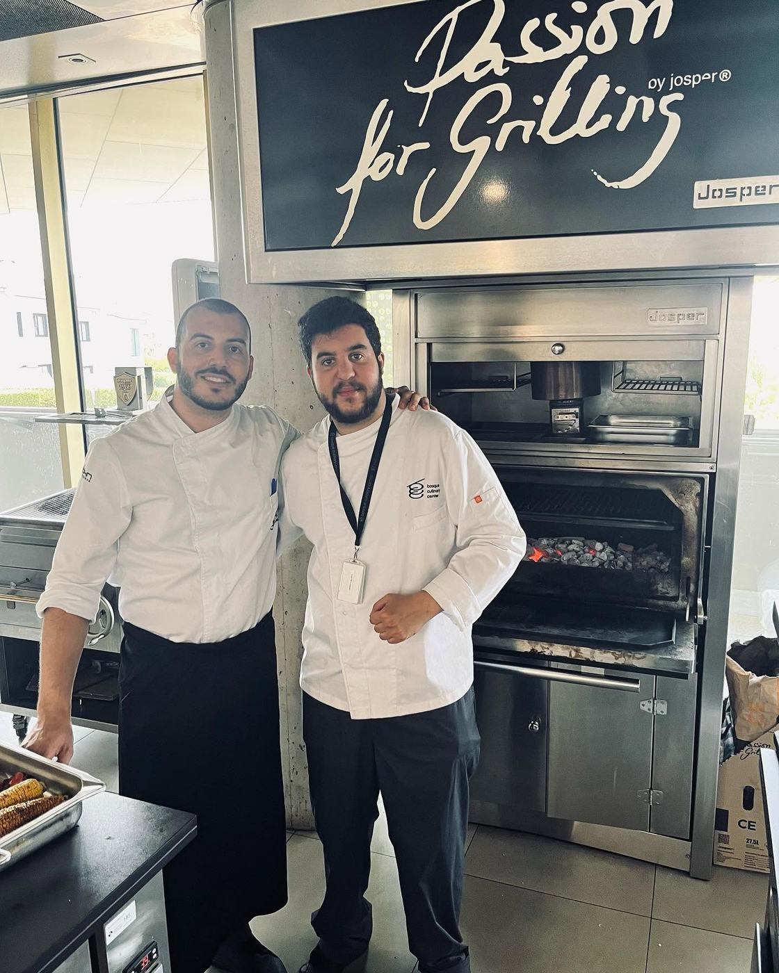 Ismael Hernández Cassese junto a un horno de brasa