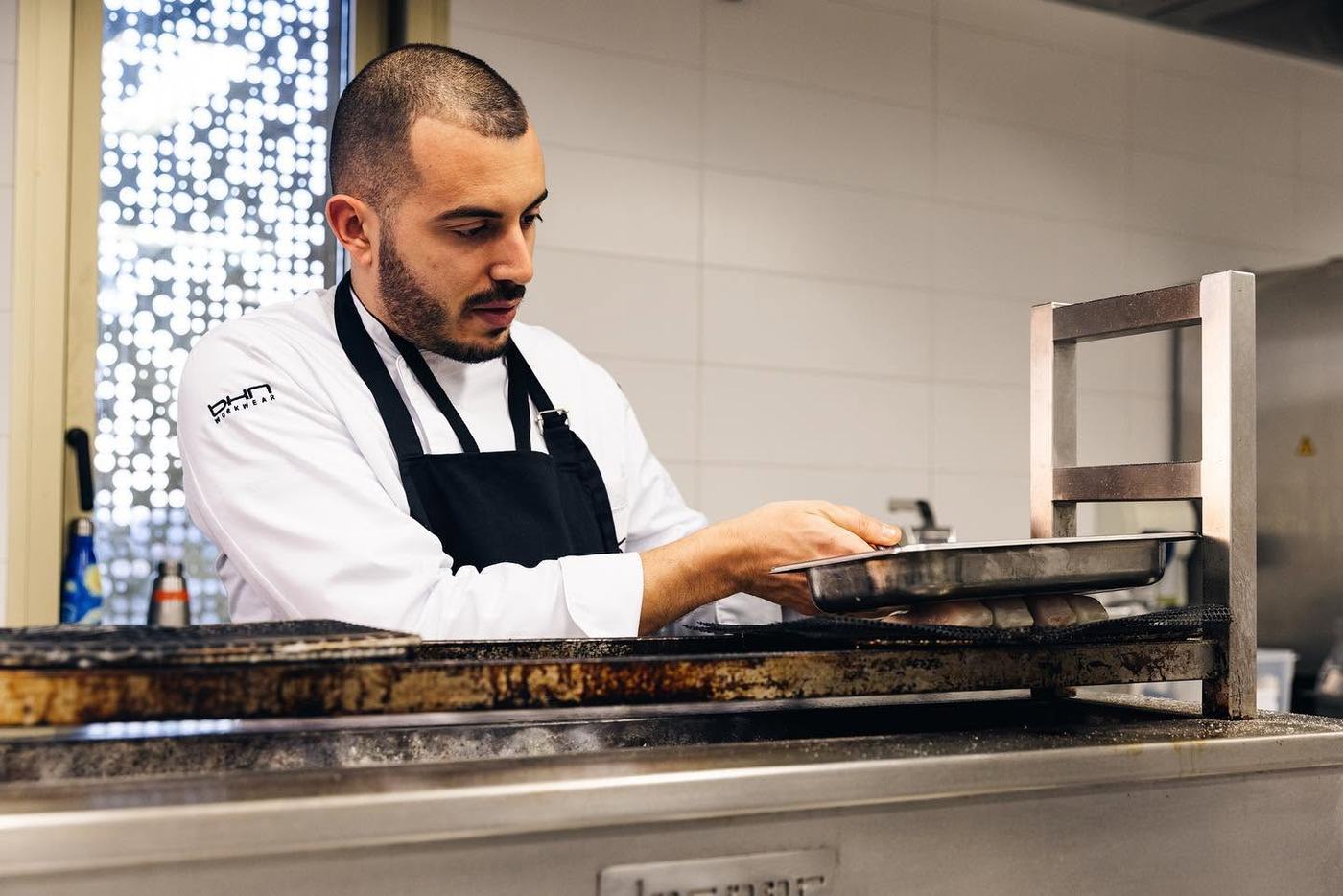 Ismael Hernández Cassese en la parrilla del Basque Culinary Center