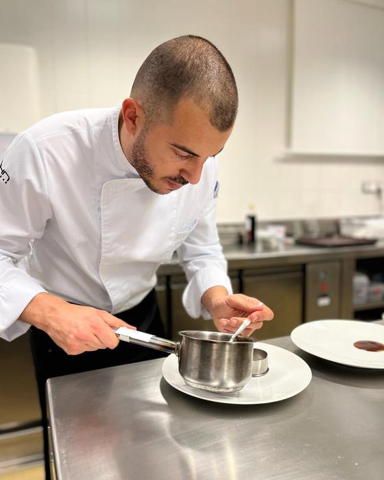 Ismael Hernández Cassese terminando un plato con salsa