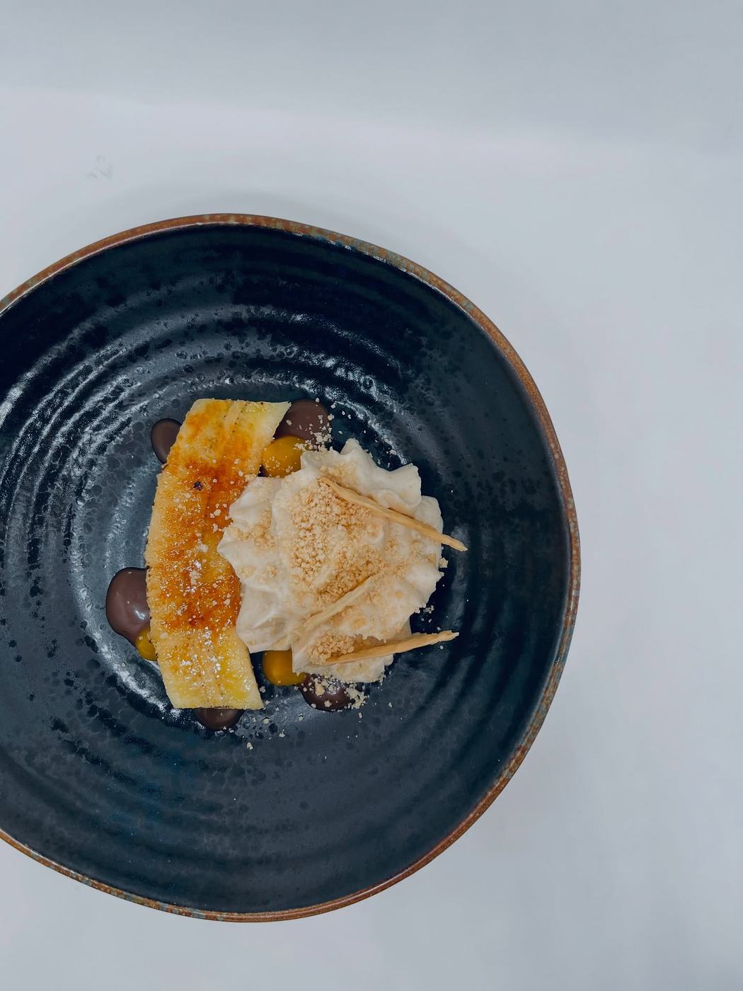 Merienda canaria: plátano, galleta y mango