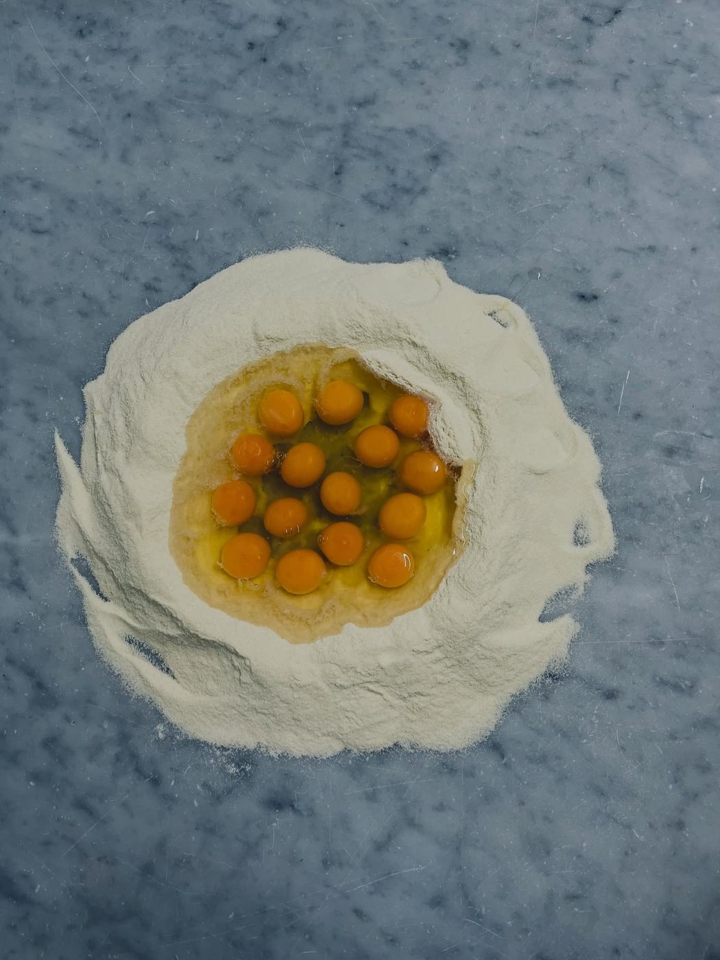 Volcán de harina con yemas para pasta fresca