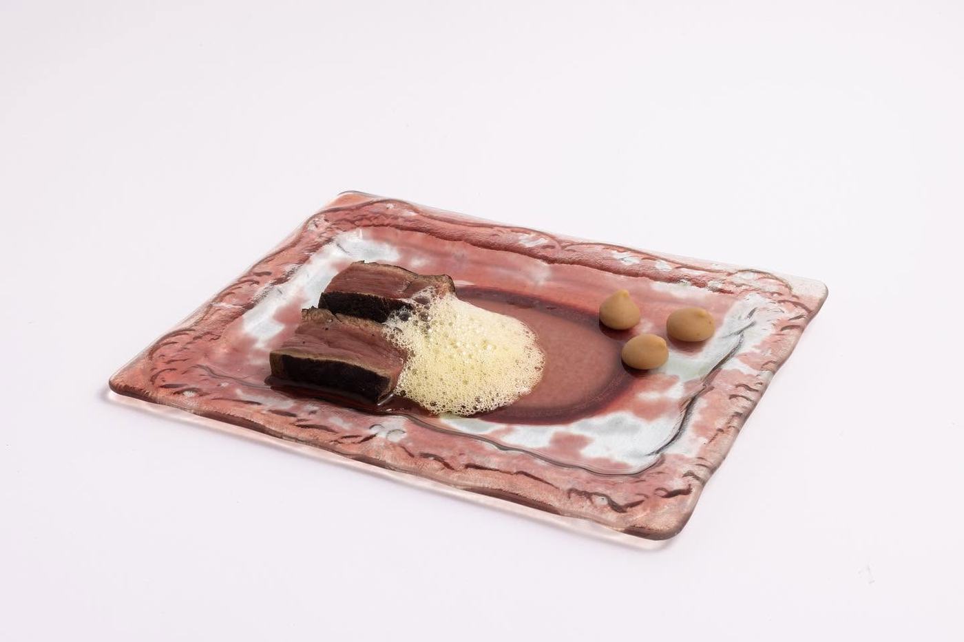 Postre de chocolate en bandeja de cristal