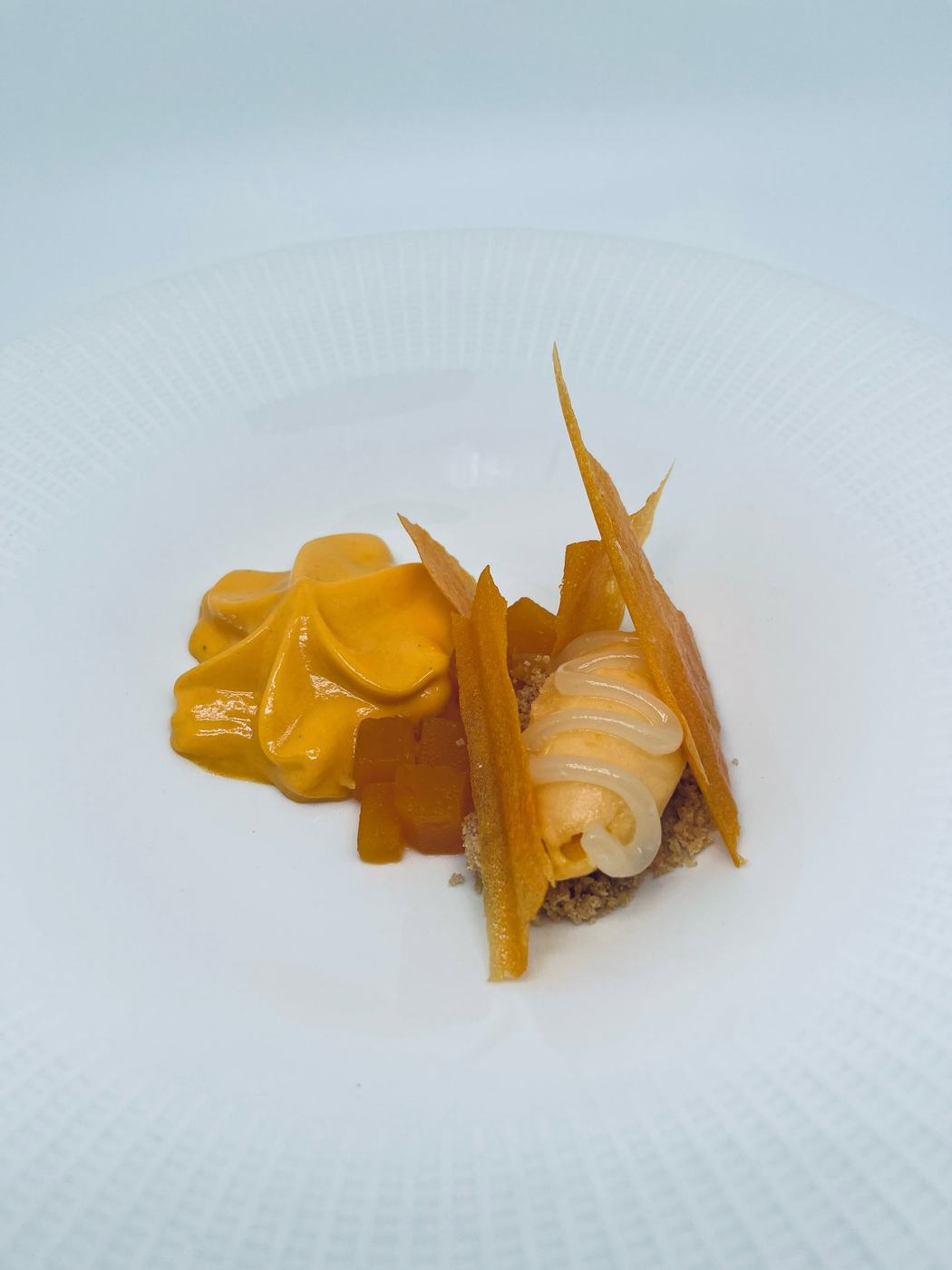 Postre con crujientes de naranja