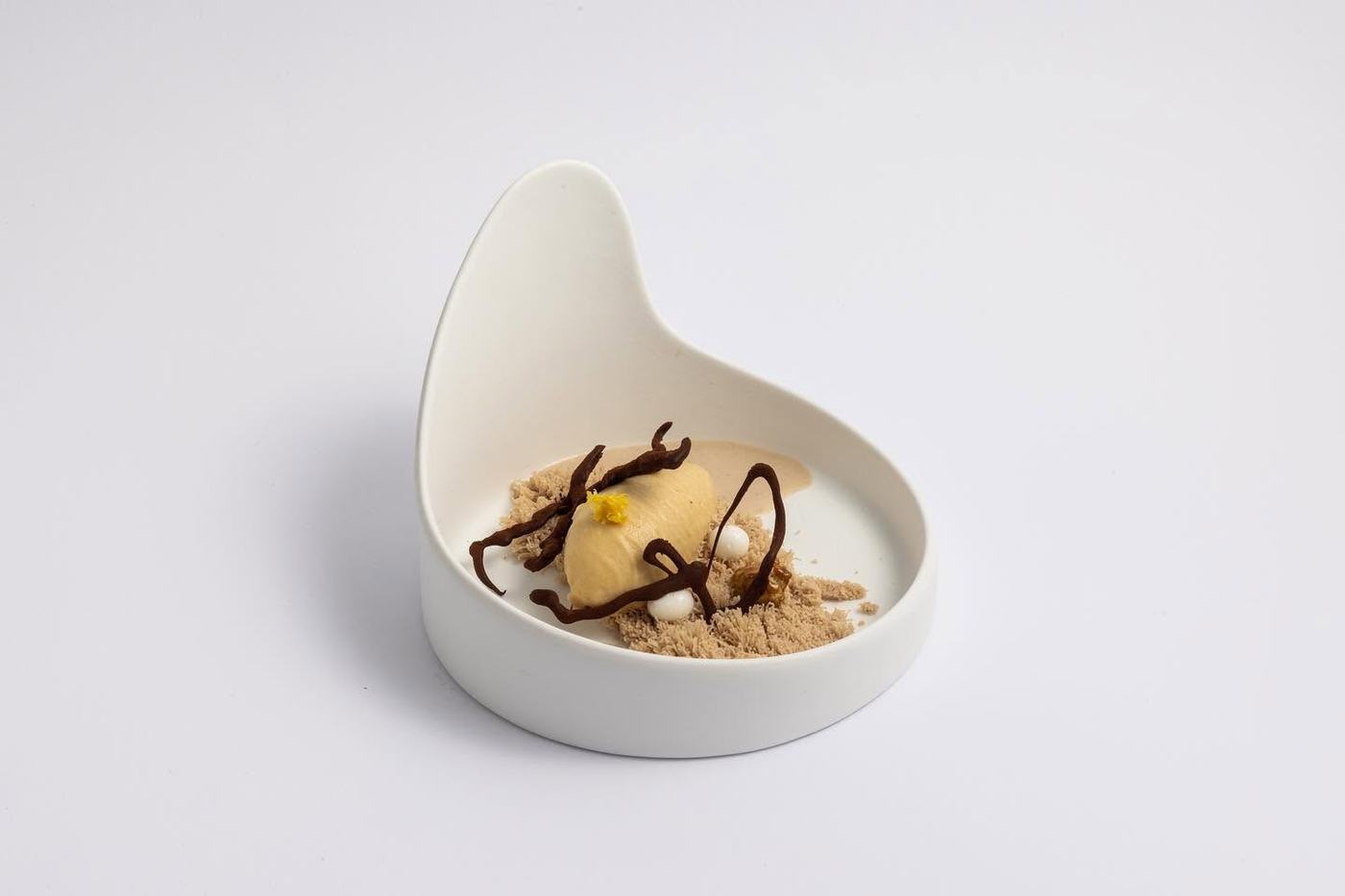 Postre en cuchara con chocolate