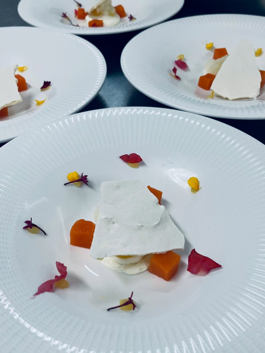 Postre con flores comestibles
