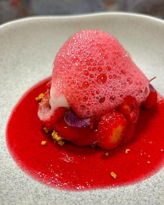 Postre de fresa con espuma