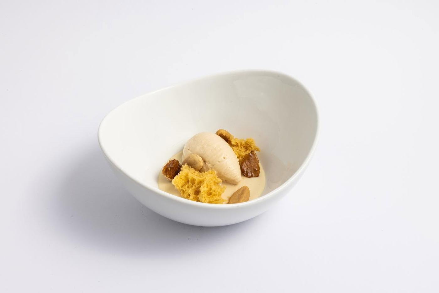 Postre de helado con crujiente de miel