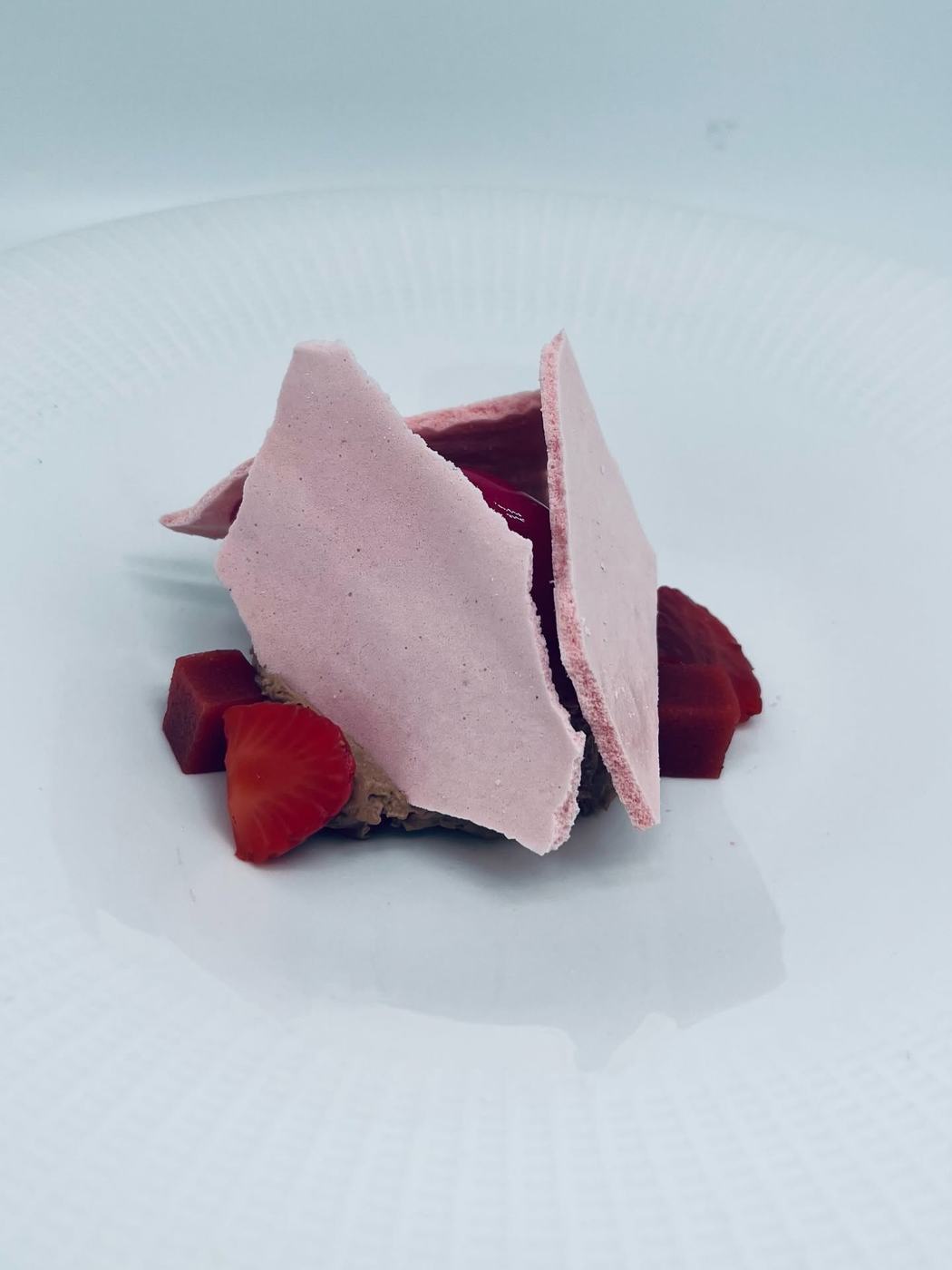 Postre con tejas rosas y frutos rojos