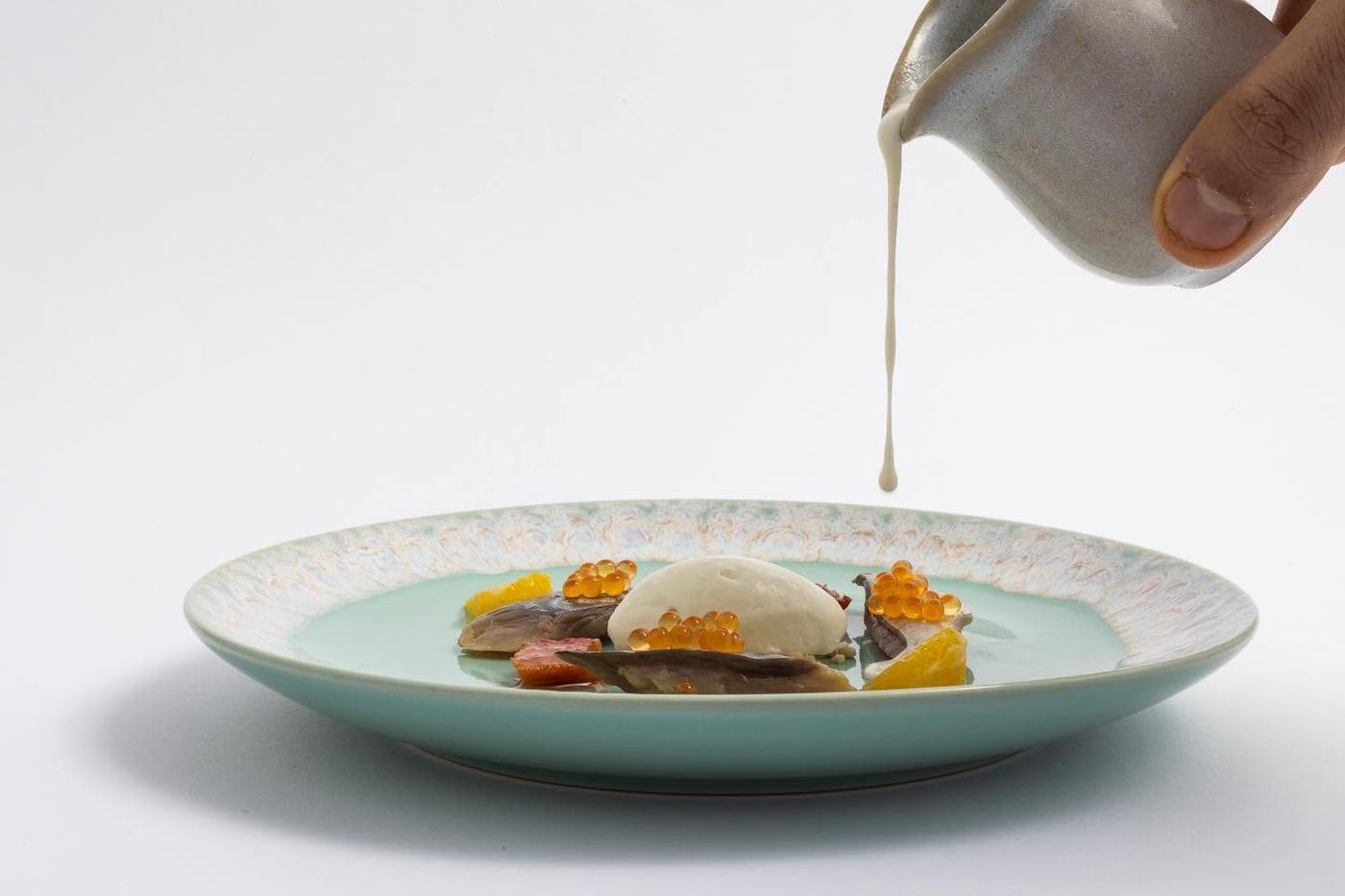 Salsa vertida sobre un plato emplatado