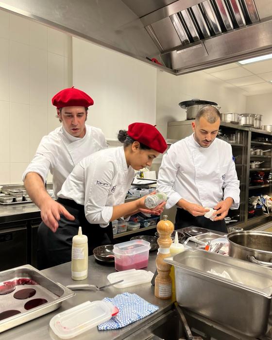 Servicio de la cena evento en el Basque Culinary Center