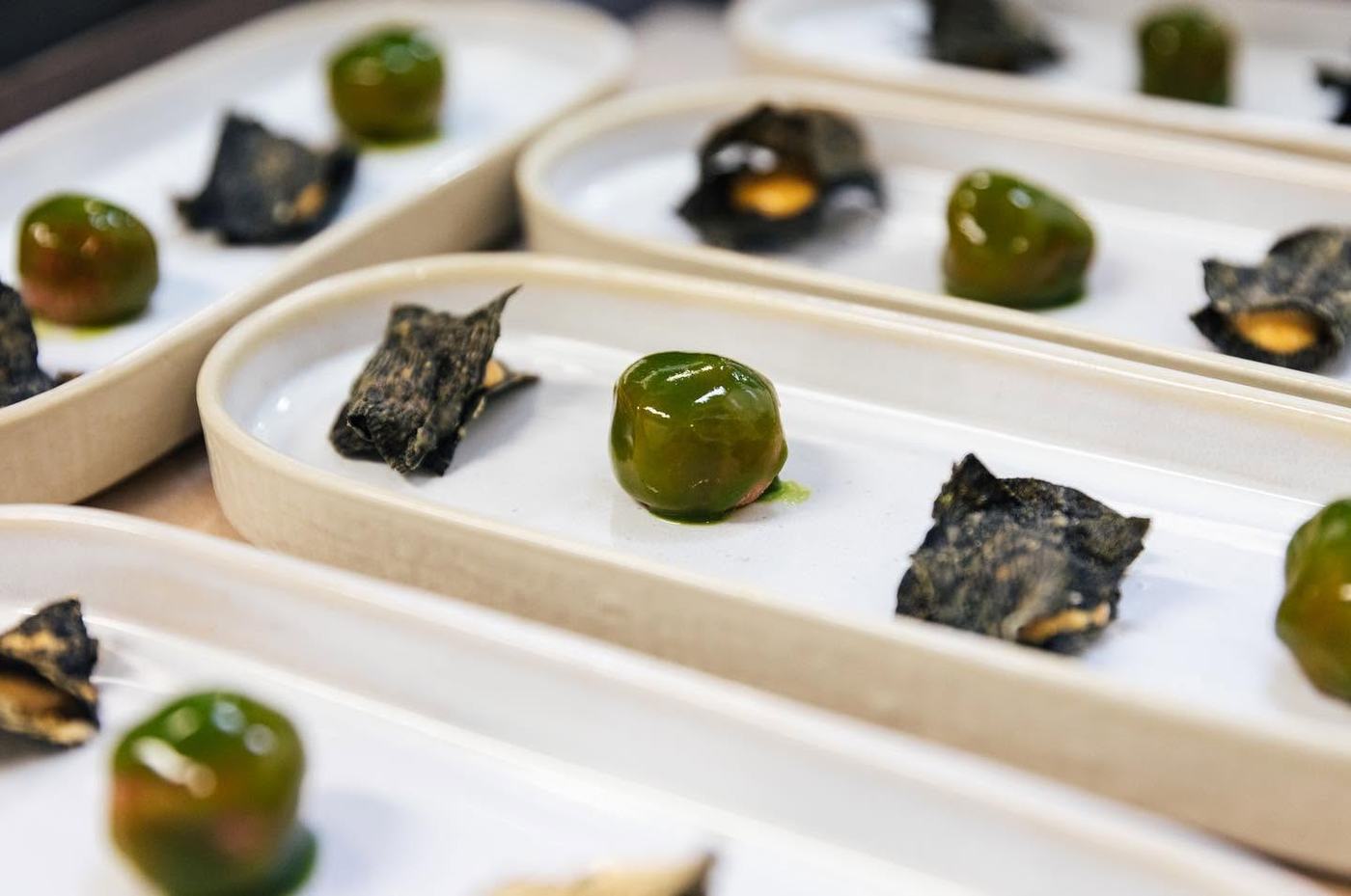 Snacks con esferas verdes y crujiente de alga