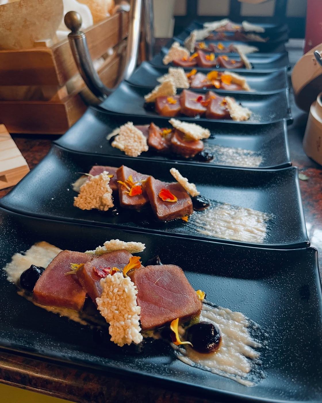 Tataki de atún emplatado individualmente para buffet