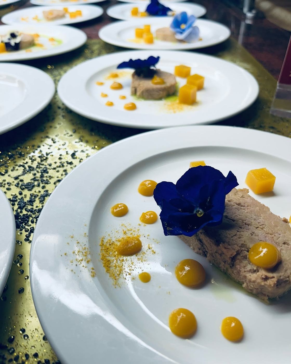 Terrina con mango y flor comestible