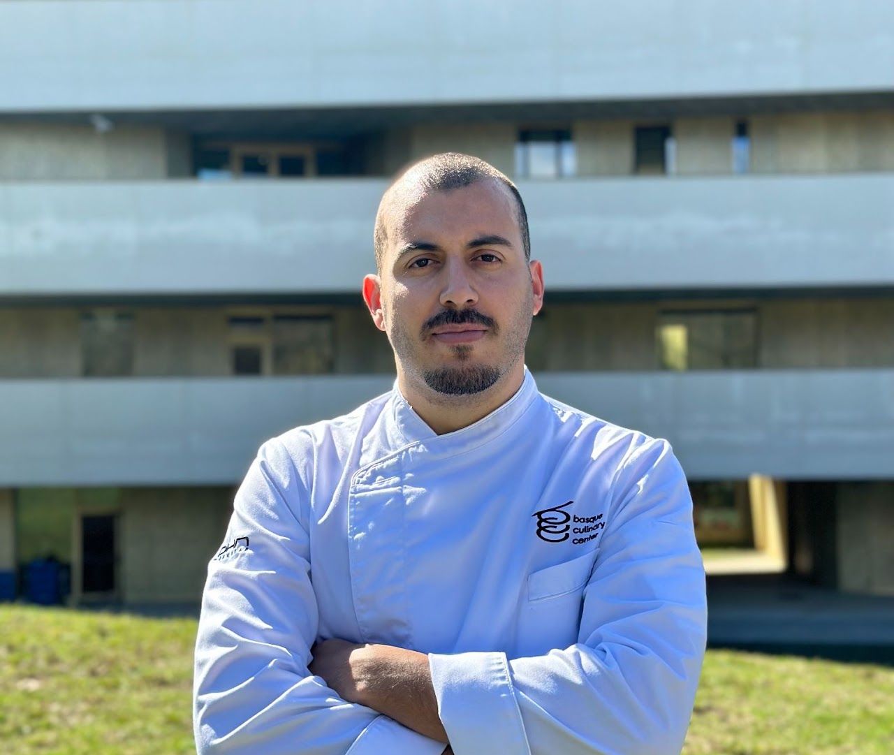 Retrato de Ismael Hernández Cassese con chaquetilla en el Basque Culinary Center