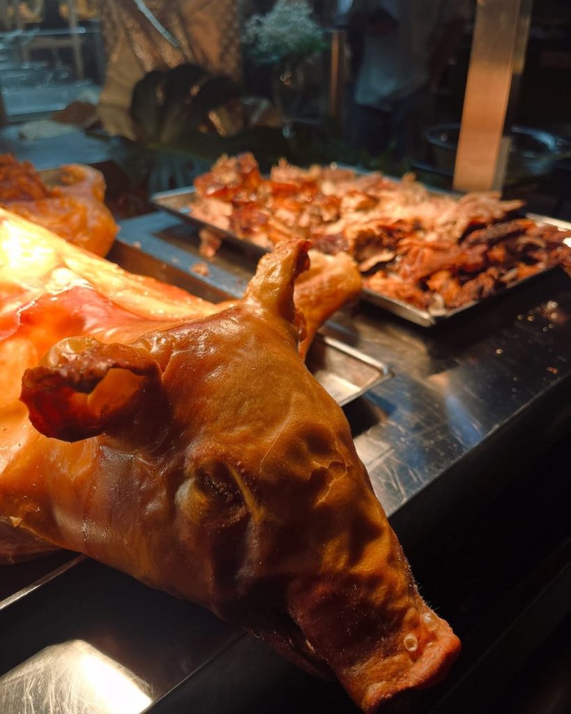 Cochinillo asado en la mesa de un buffet de hotel durante una cena temática